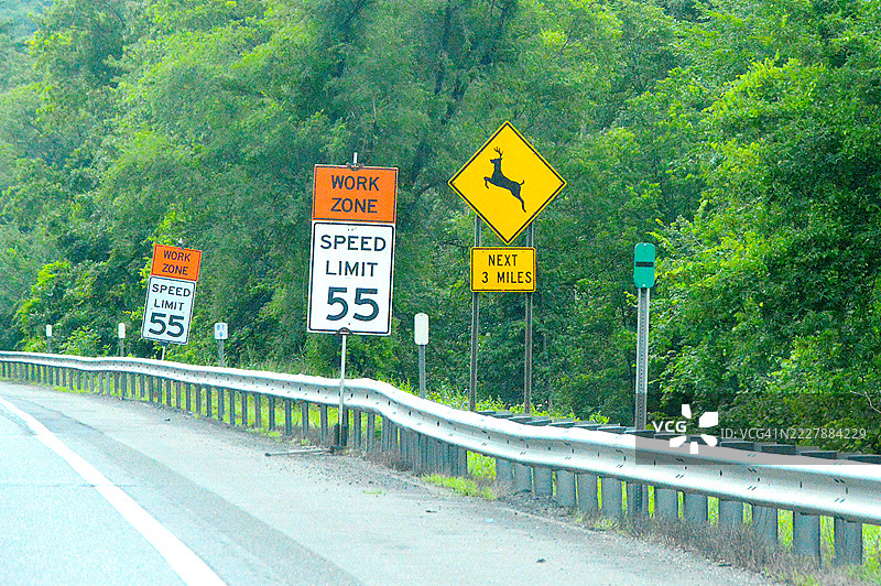 高速公路上的限速55标志图片素材