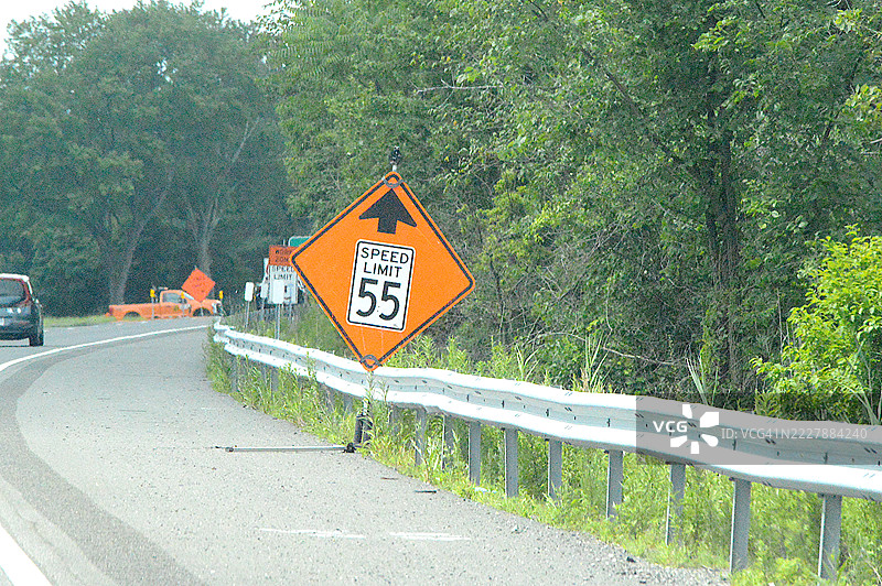 高速公路上的限速55标志图片素材