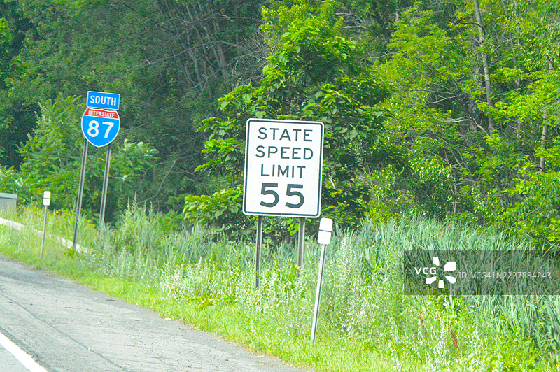 高速公路上的限速55标志图片素材
