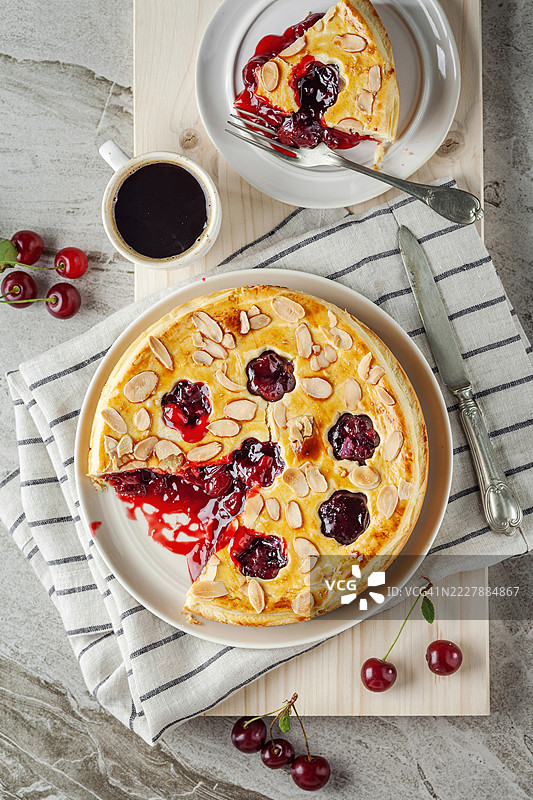 樱桃挞配咖啡。酸樱桃派。樱桃派。水果酥皮。自制挞，酥皮搭配酸樱桃果酱。图片素材