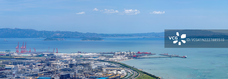 海岸城市景观的鸟瞰图，包含工业港口图片素材