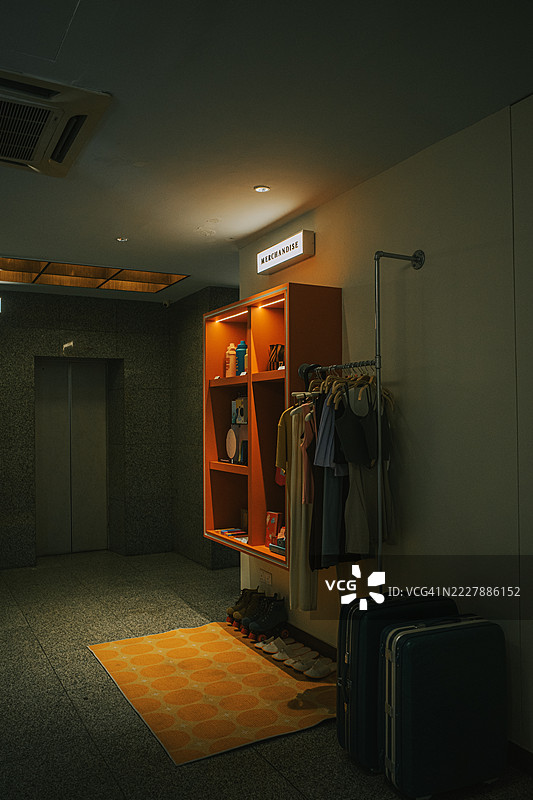 精品酒店走廊，配有展示架、衣物架和行李图片素材