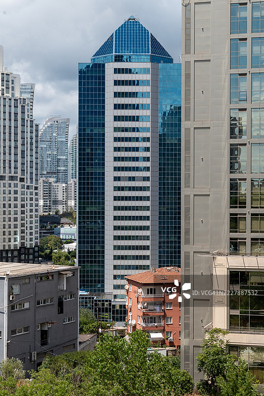 被摩天大楼遗忘的公寓图片素材