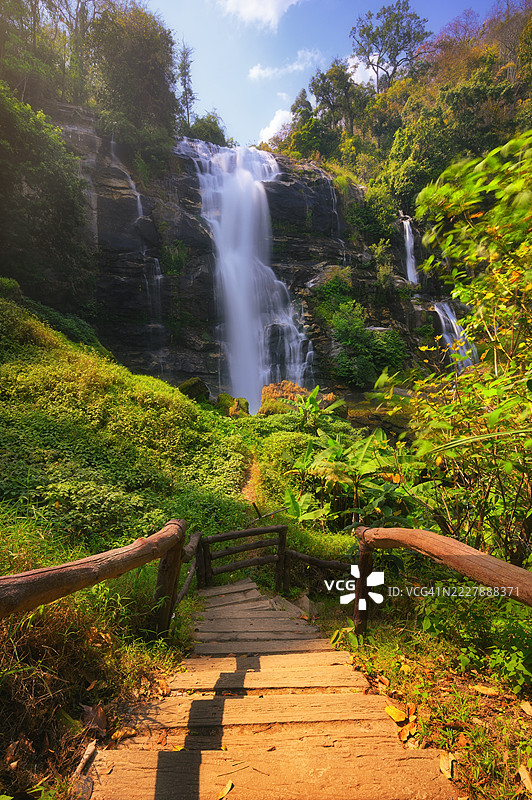 泰国清迈因他农山的瓦奇拉坦瀑布图片素材
