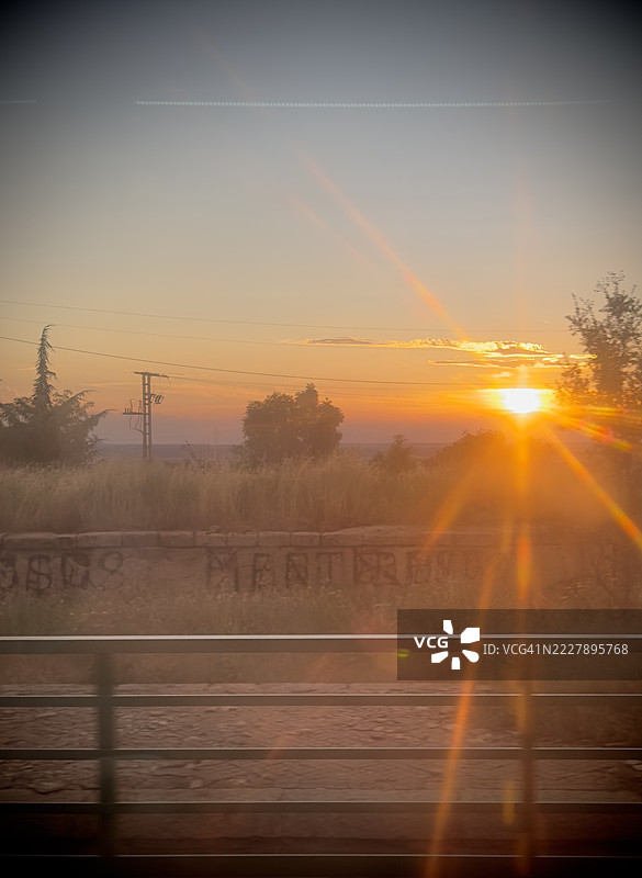 西班牙奥特罗德埃雷罗斯的风景乡村日落与镜头光晕图片素材