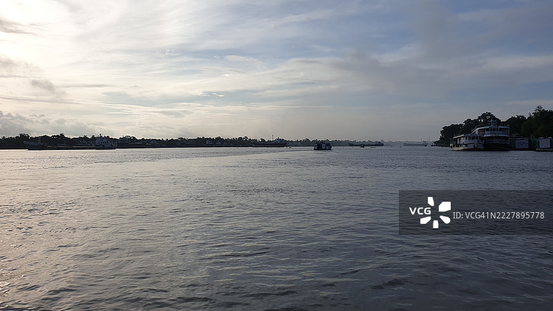 黄昏时分的宁静河流场景，孟加拉国库尔纳图片素材