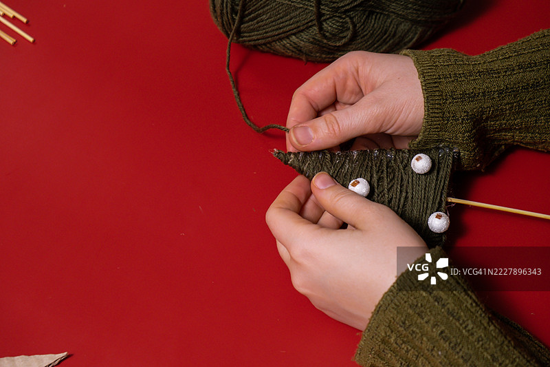 在红色背景上制作毛线圣诞树图片素材