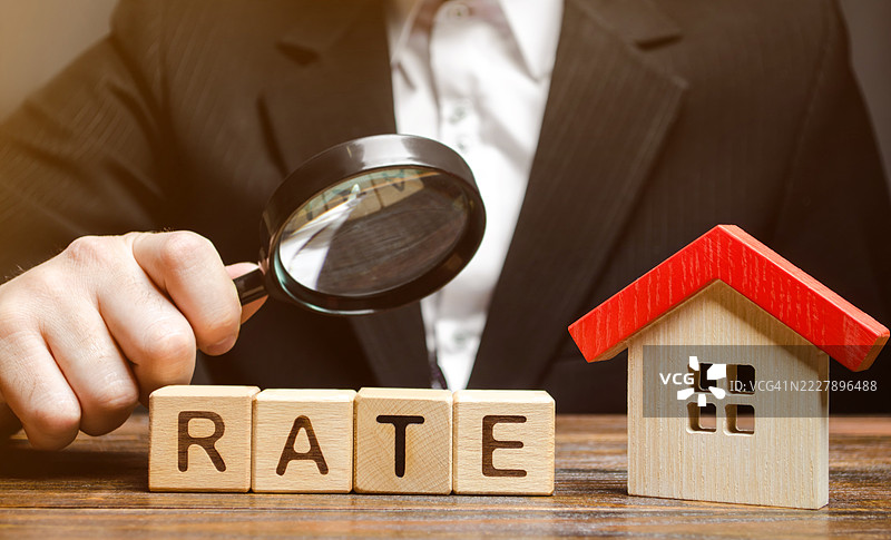 用木块和放大镜分析抵押贷款利率，乌克兰图片素材