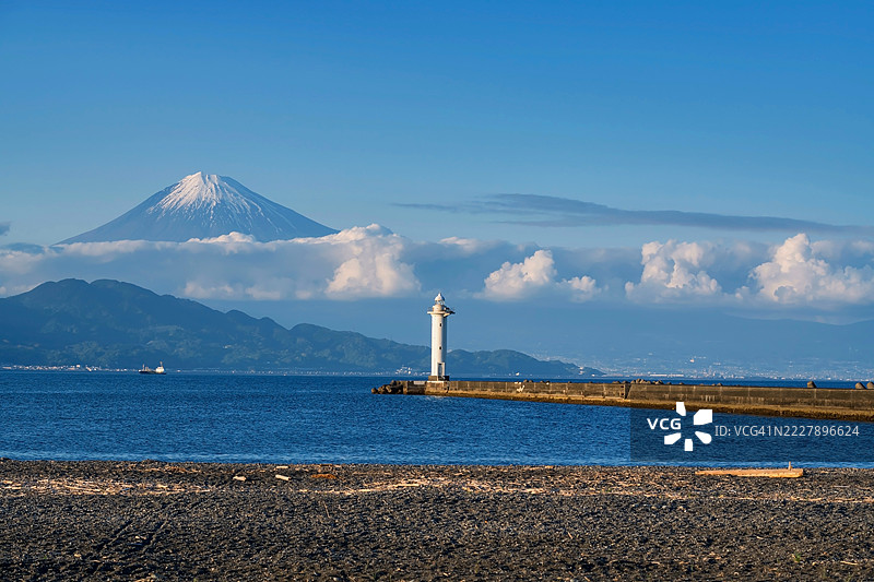 三保松崎海滩的灯塔，背景是富士山，日本清水市图片素材