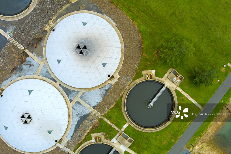 废水处理设施的俯视图，显示圆形水池图片素材