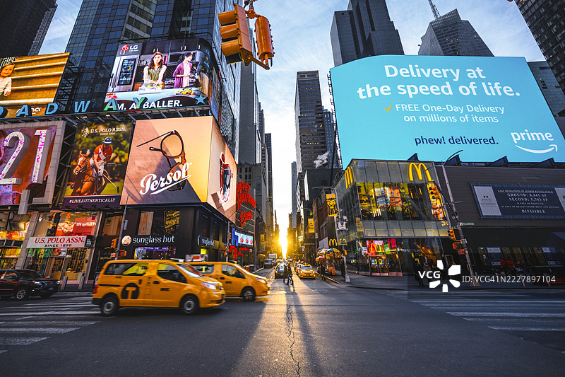日落时分的时代广场，展示了充满活力的城市生活和标志性的广告，纽约市，美国图片素材