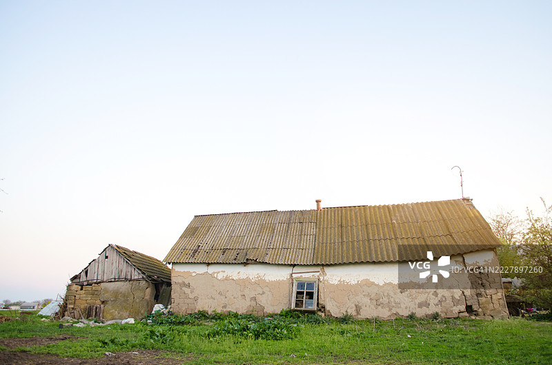 乡村中的破旧废弃房屋 紧急住房 灾难 风暴 飓风 洪水 地震 拆除旧建筑 危险的家，乌克兰图片素材