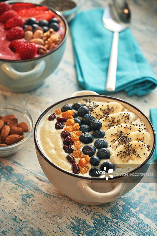 香蕉和浆果冰沙碗，顶部装饰有水果和超级食品图片素材