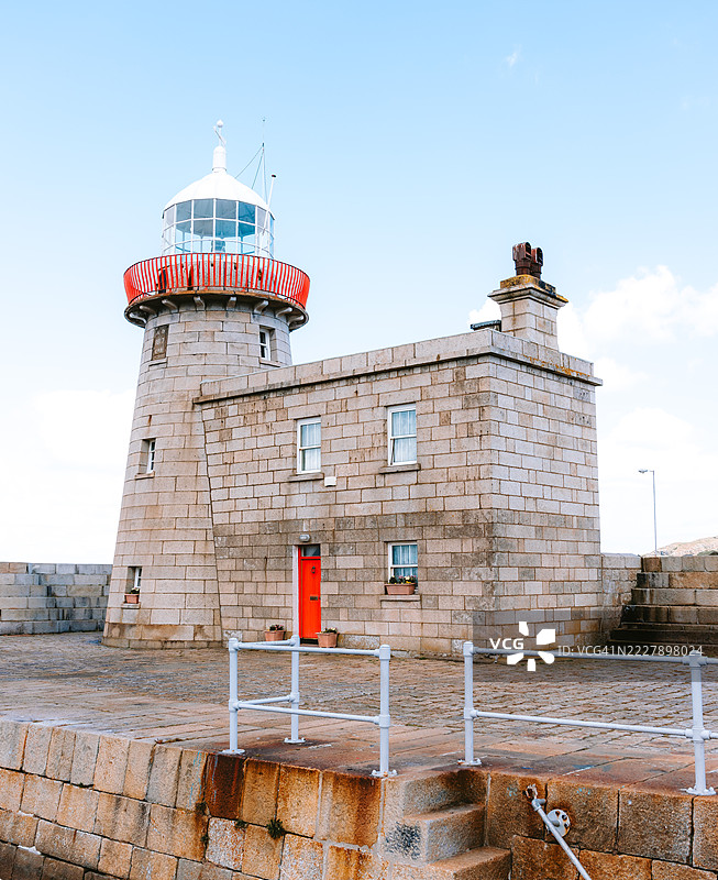 从低角度看灯塔与天空，霍斯，都柏林，爱尔兰图片素材