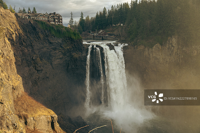 华盛顿州秋城的瀑布风景图片素材
