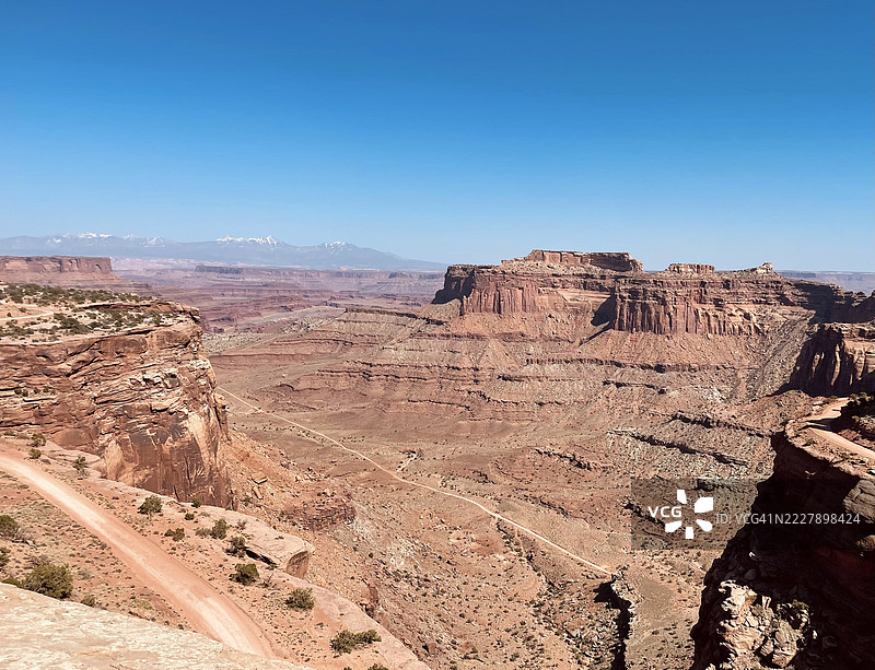 美国犹他州蒙蒂塞洛的沙漠风光，天空晴朗图片素材