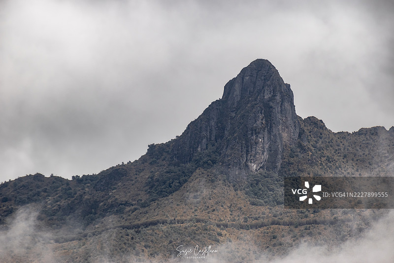 低角度视图的山脉与天空，奥塔瓦洛，印巴布拉，厄瓜多尔图片素材