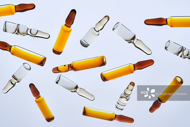 白色背景上各种瓶子的俯视图图片素材