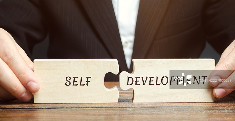 商人收集拼图，包含自我发展、新商业技能和动机的概念，个人与职业成长，自我提升，职业阶梯，重塑自我，乌克兰图片素材