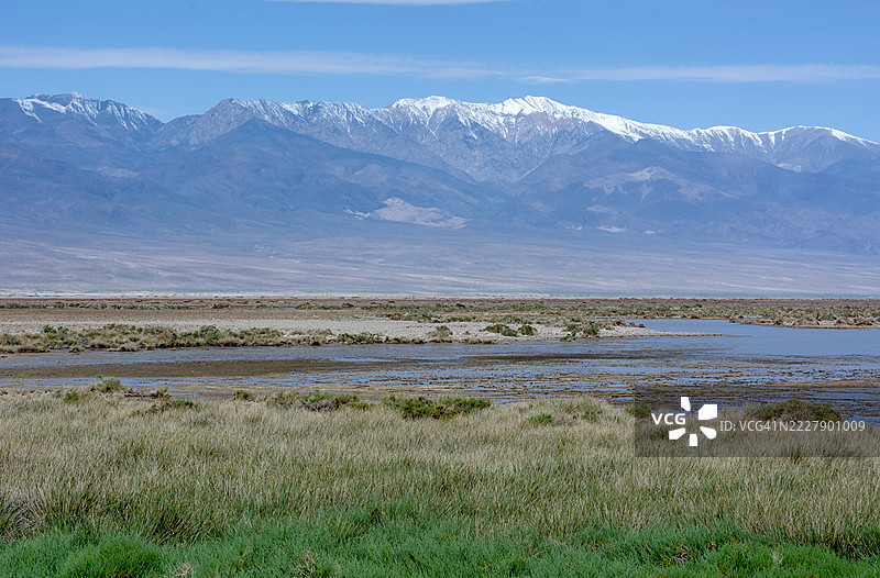 加利福尼亚州炉子溪的雪山美景与天空相映成趣图片素材