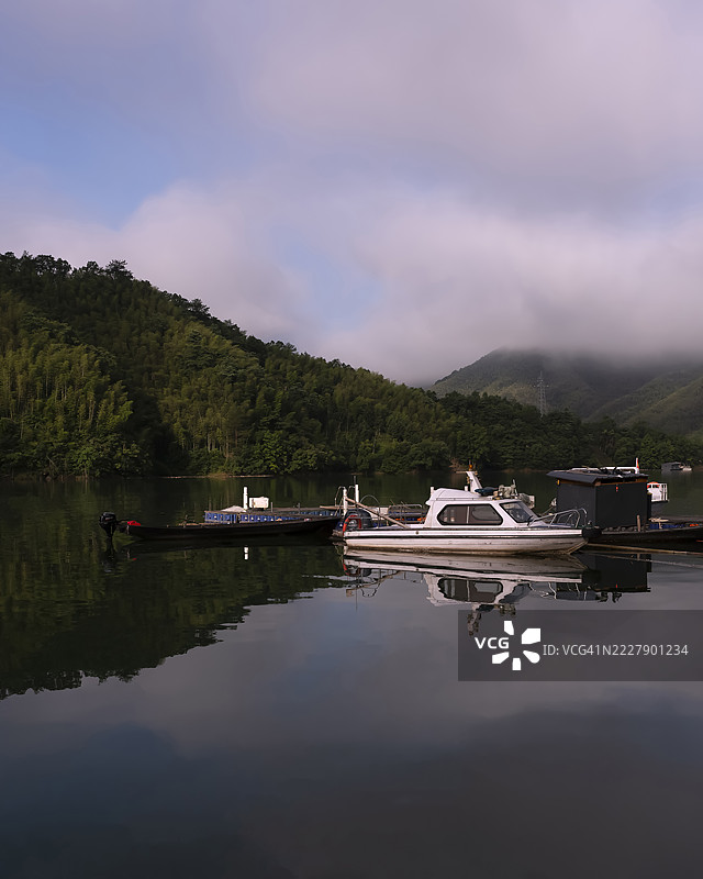 湖泊与天空的美丽景色，中国图片素材