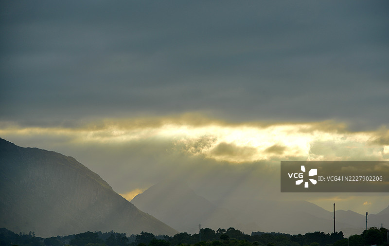 日落时分，西班牙阿斯图里亚斯公国拉涅斯的天空与山脉的美丽景色图片素材