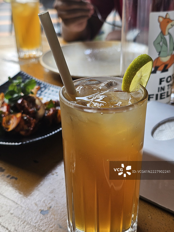 桌子上玻璃杯中的饮料特写，班加罗尔，卡纳塔克邦，印度图片素材