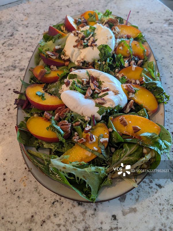 高角度视图的碗中食物，位于美国亚利桑那州马里科帕县的桌子上图片素材