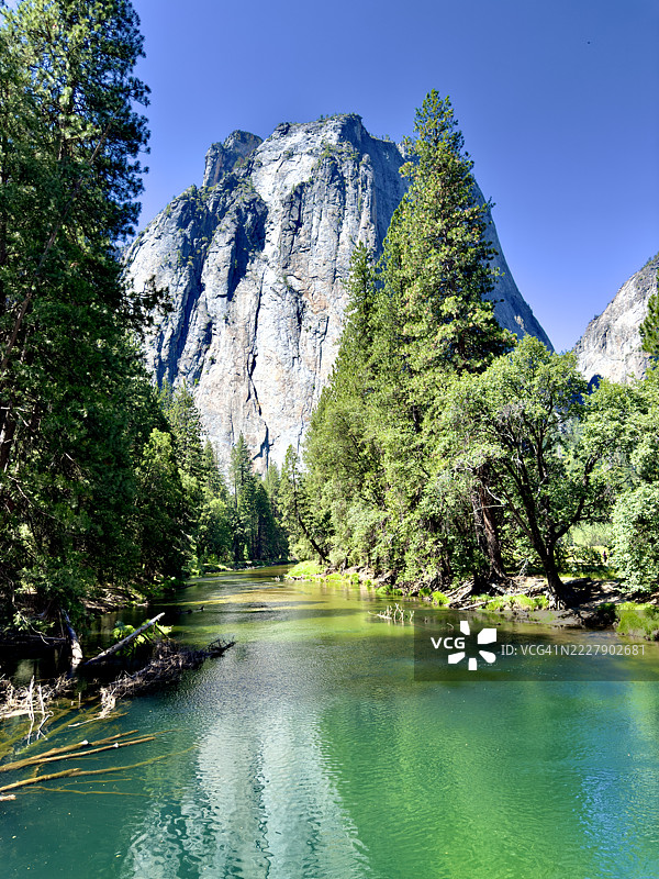 优美的湖泊景色，树木环绕，清澈的天空，优胜美地国家公园，加利福尼亚州，美国图片素材