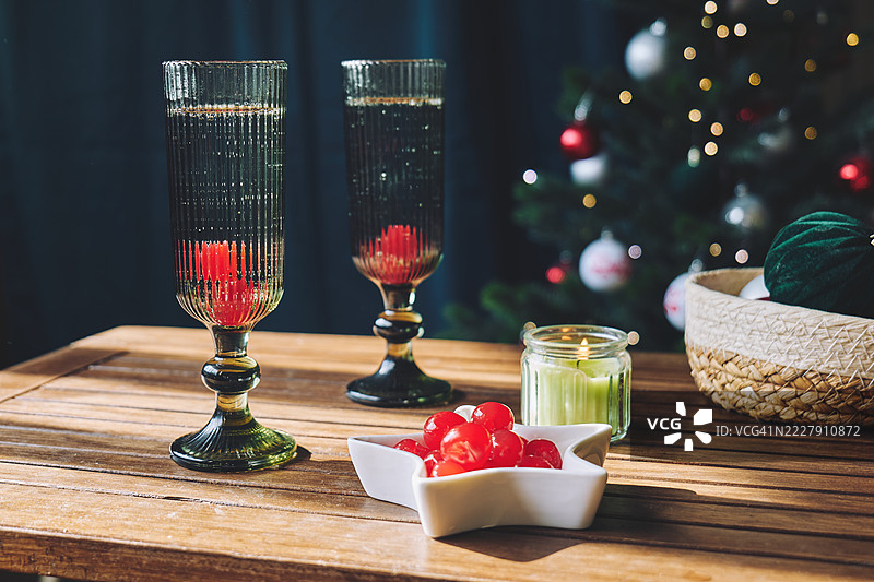 两只香槟杯，背景是圣诞树图片素材