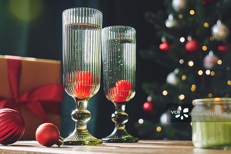 两只香槟杯，背景是圣诞树图片素材