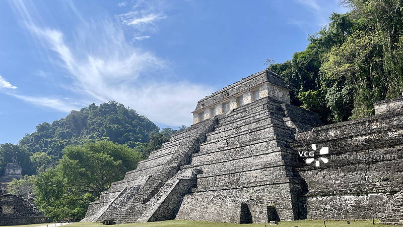 墨西哥帕伦克历史建筑仰视天空图片素材