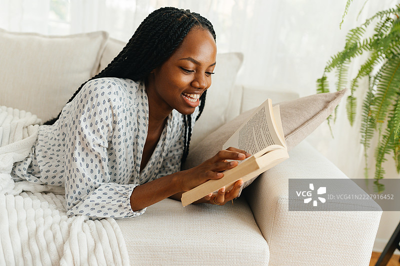 悠闲的下午与一本好书图片素材