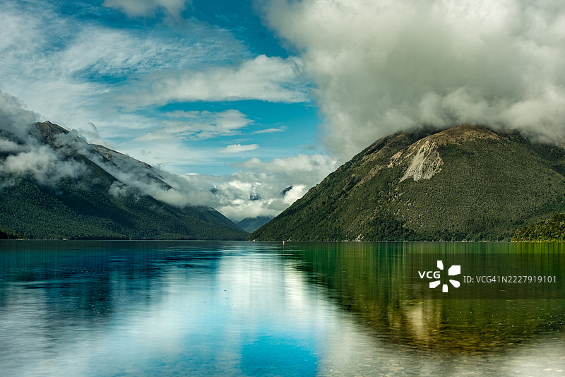 新西兰塔斯曼地区尼尔森湖国家公园的罗托伊蒂湖、凯尔湾和山脉的美丽景色。图片素材