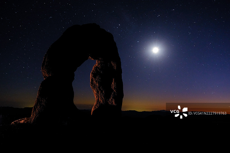 夜空下站着的男人剪影，亚利桑那州，美国图片素材