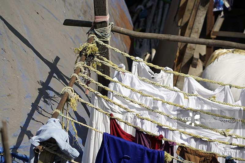 印度晾衣绳上晾晒的衣物的低角度视图图片素材