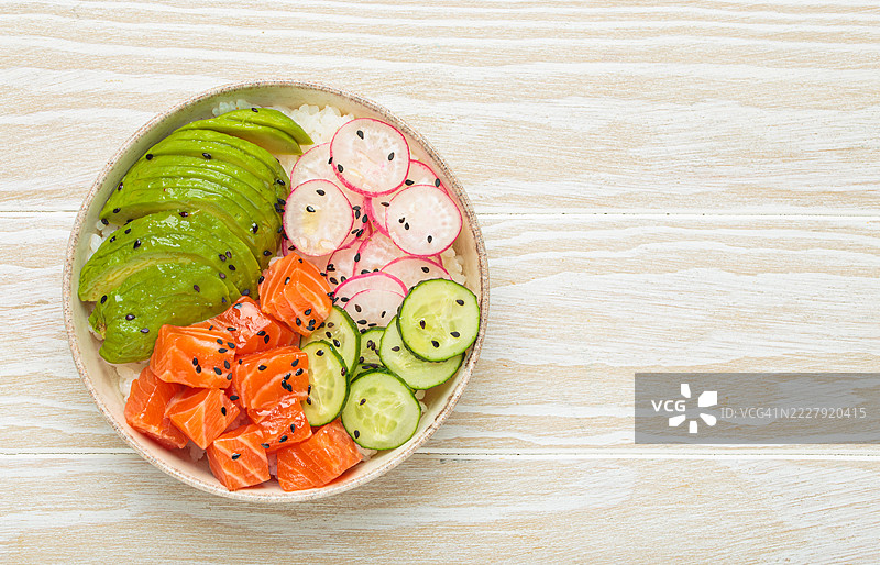 三文鱼波凯碗，配有鳄梨、萝卜、黄瓜和米饭，背景为白色图片素材