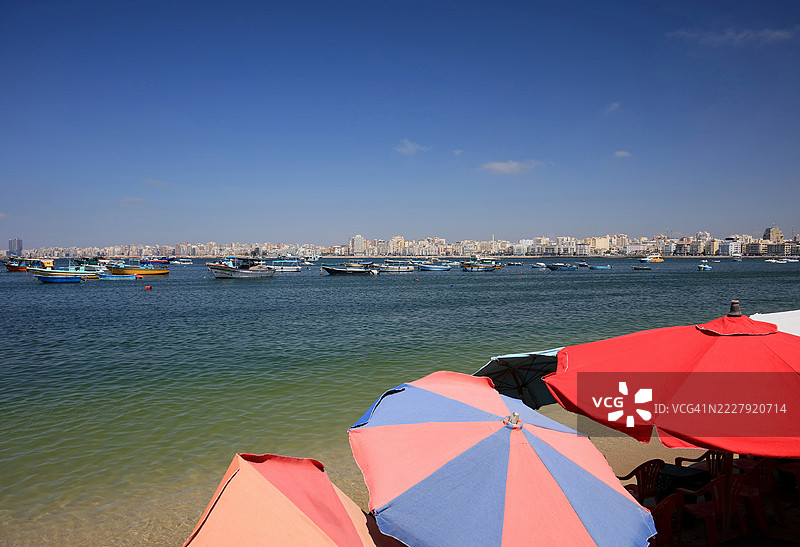 埃及亚历山大港的天际线、埃尔科尔尼什和海岸线图片素材