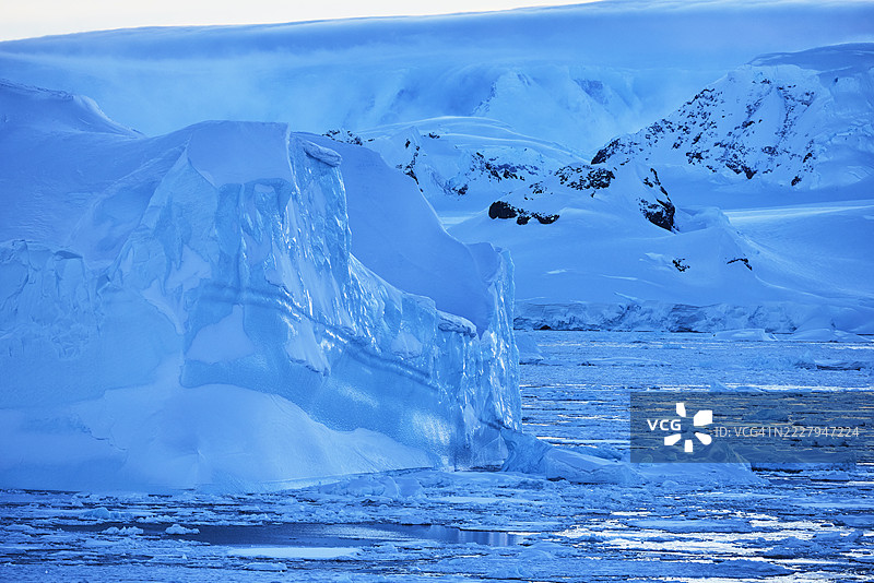 南极半岛日出时的冰山中景宽镜头图片素材