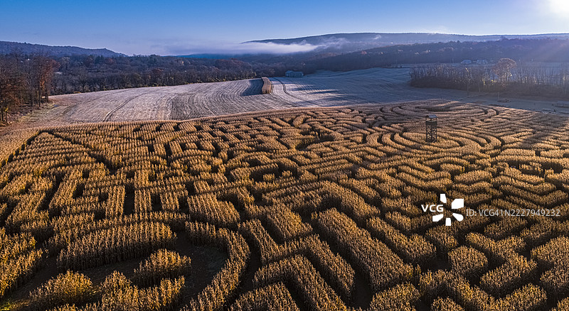 宾夕法尼亚州赛勒斯堡的万圣节玉米迷宫，阳光明媚的早晨，山脉的全景。图片素材