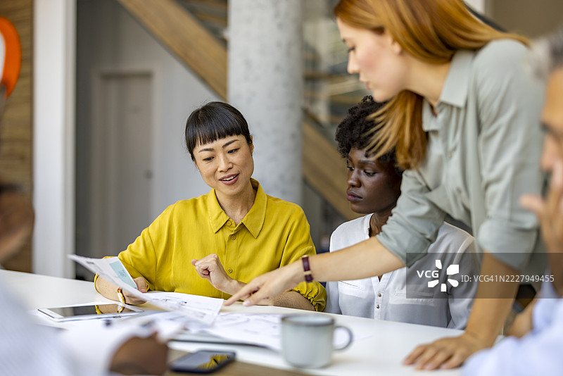 多元化团队在现代办公室环境中合作图片素材