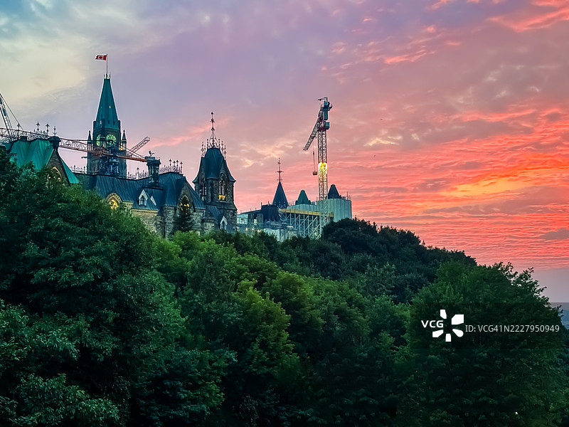 渥太华市中心的日落，映照在安大略省的里多运河上。图片素材