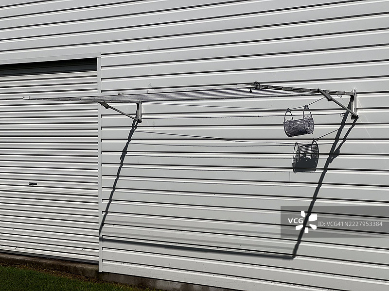 房屋墙壁上的晾衣绳图片素材