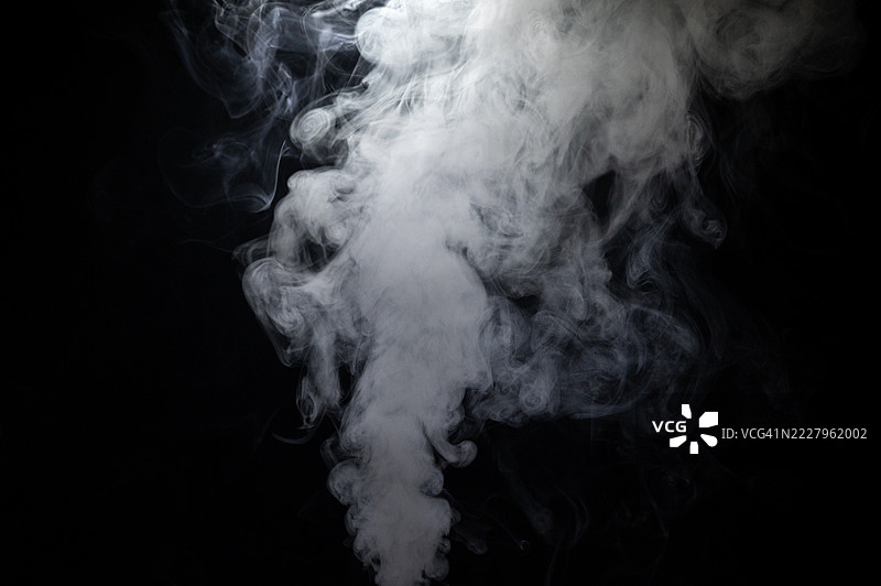 白色烟雾与黑色背景图片素材