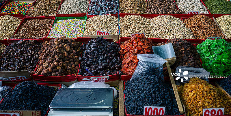 在吉尔吉斯斯坦比什凯克的比什凯克集市上出售的干果和坚果图片素材