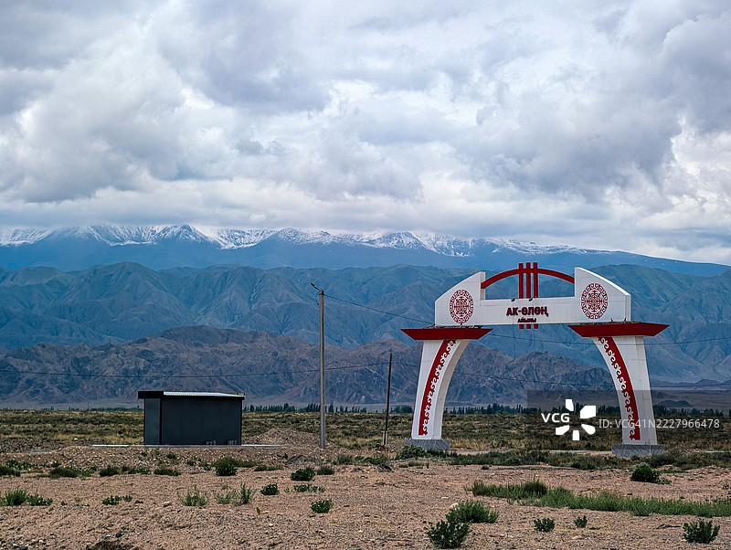 阿克奥伦村入口，背景是天山山脉，吉尔吉斯斯坦图片素材