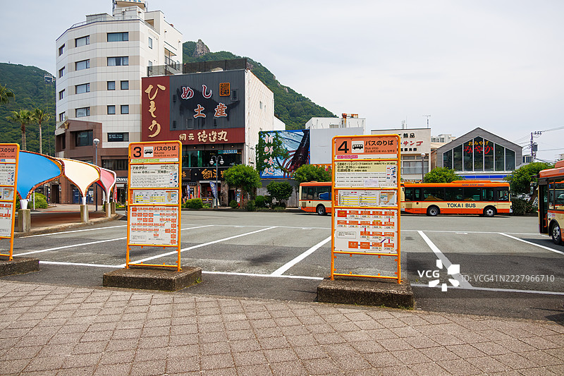 东海巴士旋转站和下田海鲜餐厅的招牌。图片素材