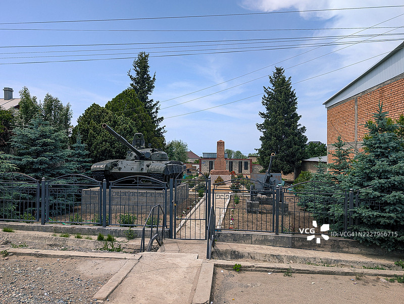 吉尔吉斯斯坦巴尔斯昆展出的坦克和火炮纪念碑图片素材