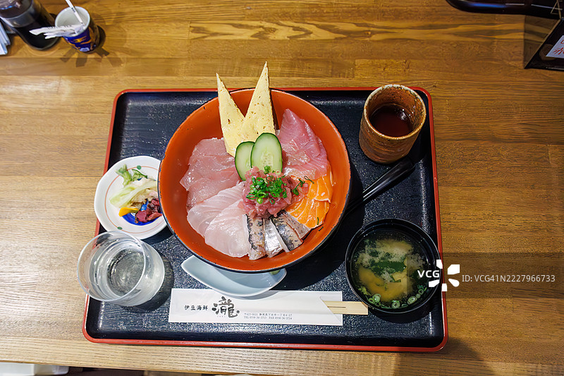 在下田站前的海鲜餐厅享用午餐。今天的海鲜丼包括红鲔鱼、碎鲔鱼、三文鱼、黄尾鱼、太平洋桶鱼、日本大口鲷、马鲛鱼和玉子烧。我们还喝了来自静冈的清酒。图片素材