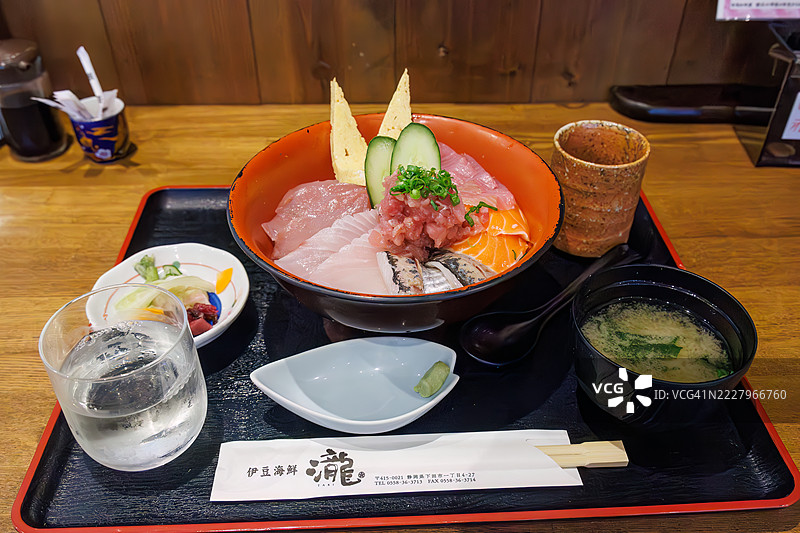 在下田站前的海鲜餐厅享用午餐。今天的海鲜丼包括红鲔鱼、碎鲔鱼、三文鱼、黄尾鱼、太平洋桶鱼、日本大口鲷、马鲛鱼和玉子烧。我们还喝了来自静冈的清酒。图片素材
